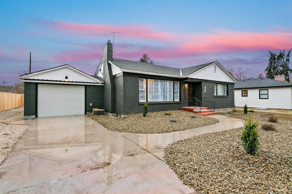 Cute Remodeled Midcentury Cottage On Boise Bench Exterior photo